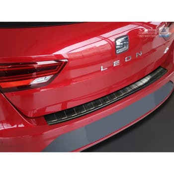 Protection de seuil arrière en acier inoxydable noir Seat Leon (5F) ST 2013-2017 & 2017- 'RIbs'